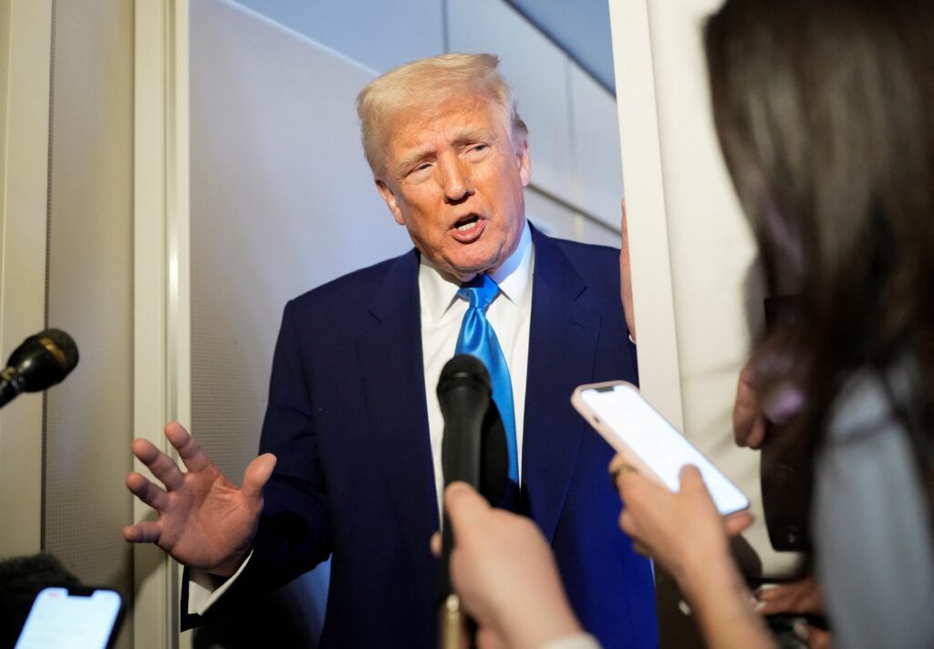 トランプ大統領「時には薬飲む必要ある」市場急落巡り　関税計画撤回せず